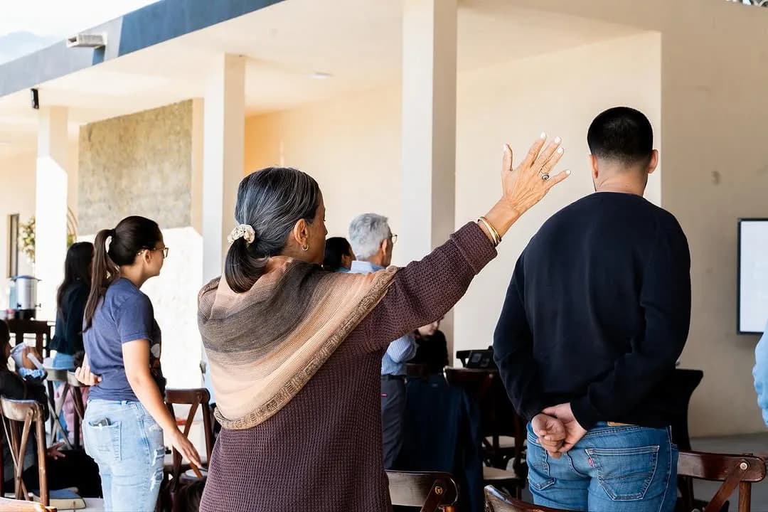 Iglesia Pilar reunida en oración